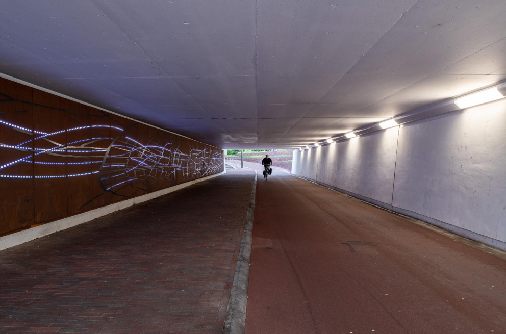 Lightronics VENTEGO armaturen aan de muren van de fietstunnel bij het station in Assen