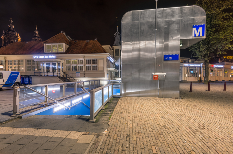 Lightronics PLUTEGO armaturen in het trappenhuis van een metrostation in Amsterdam Lightronics PLUTEGO armaturen in het trappenhuis van een metrostation in Amsterdam