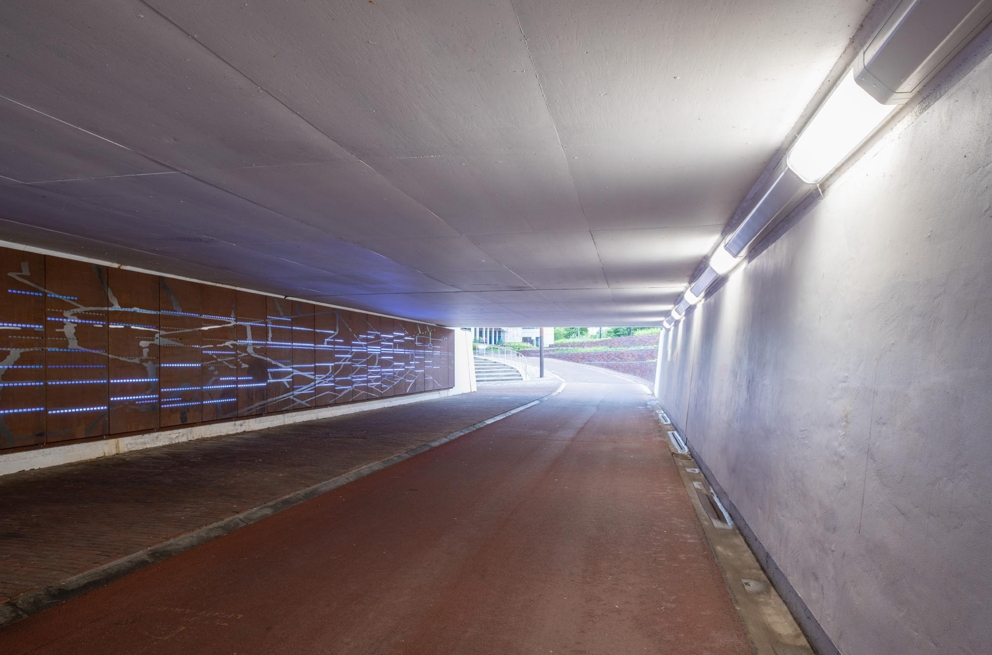 Lightronics VENTEGO armaturen aan de muren van de fietstunnel bij het station in Assen