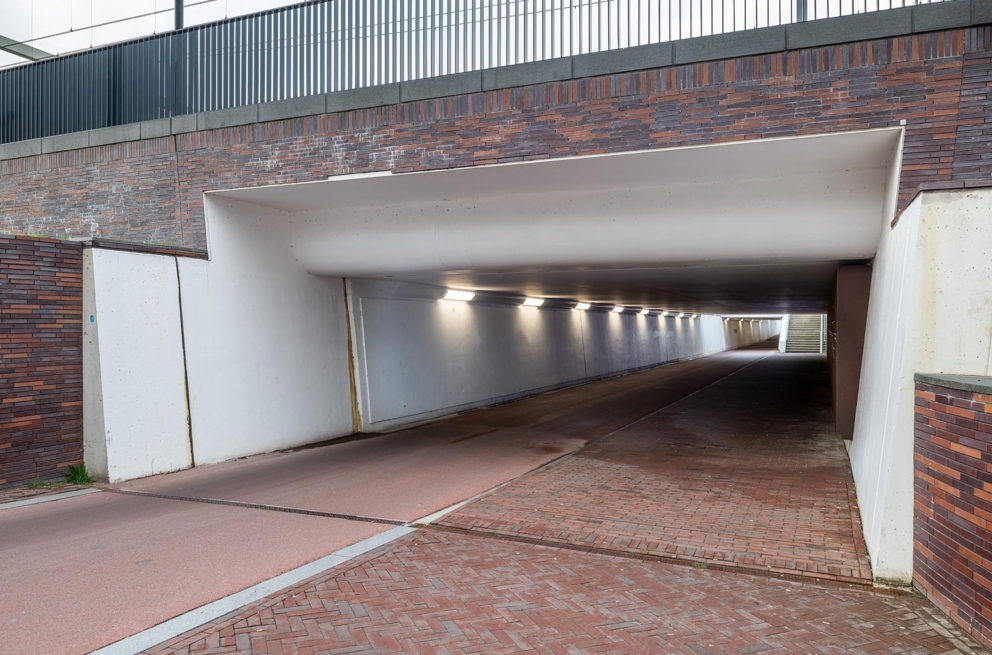 Lightronics VENTEGO armaturen aan de muren van de fietstunnel bij het station in Assen