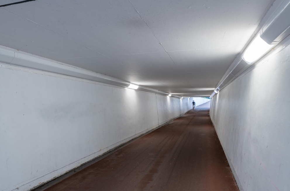 Lightronics VENTEGO armaturen aan de muren van de fietstunnel bij het station in Assen