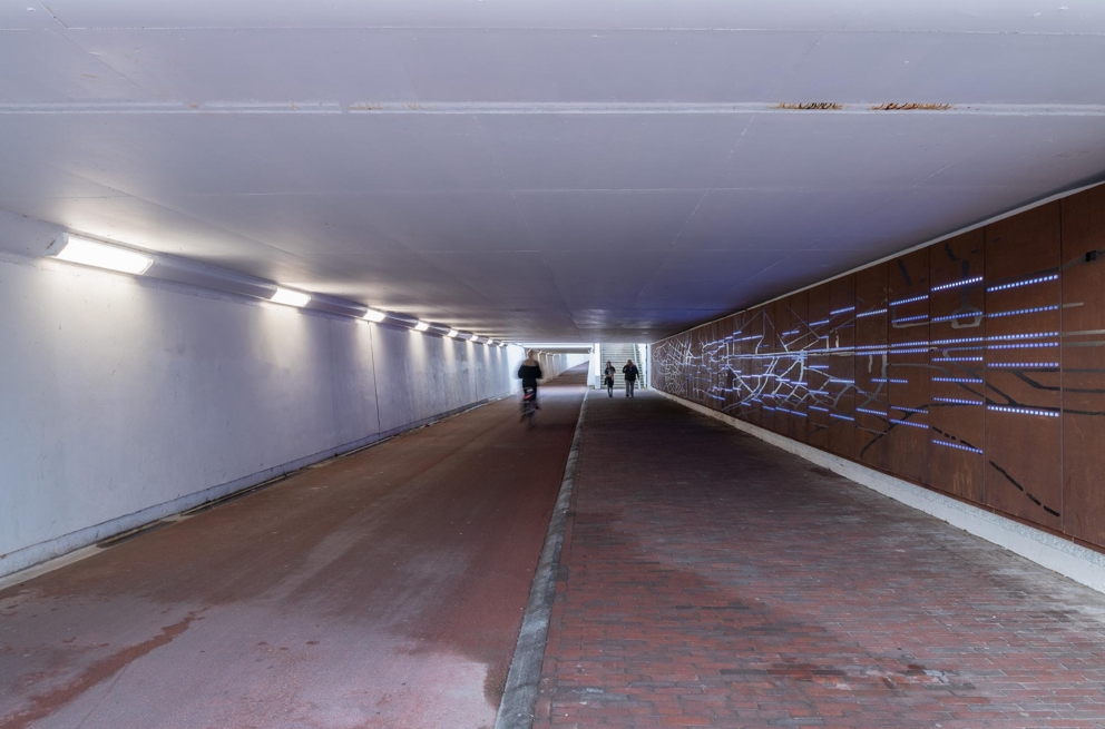 Lightronics VENTEGO armaturen aan de muren van de fietstunnel bij het station in Assen