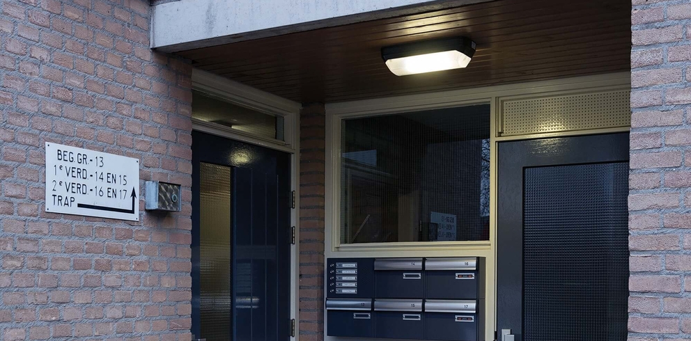 Lightronics TPN armatuur bij de ingang van een flat Lightronics TPN armatuur bij de ingang van een flat