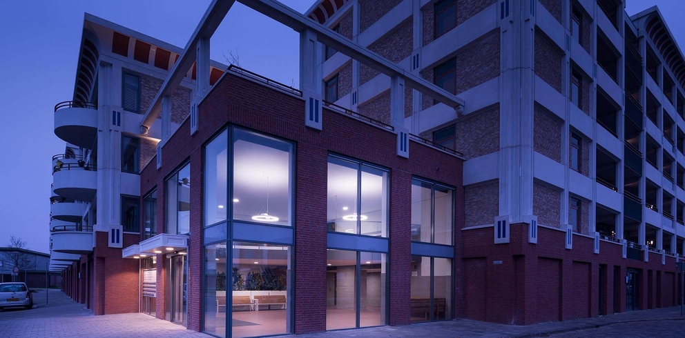 Lightronics armatuur CLARA 720 bij de entree van een appartementencomplex