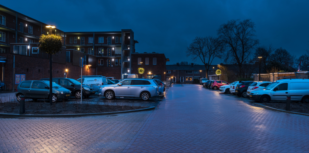 Lightronics PRUNUS B2 armaturen op een parkeerterrein in Puttershoek Lightronics PRUNUS B2 armaturen op een parkeerterrein in Puttershoek