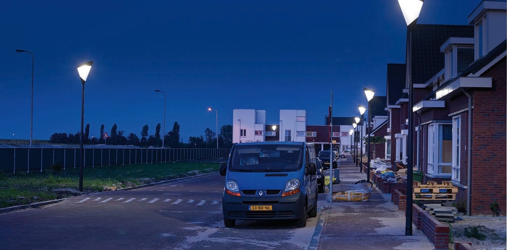 Lightronics armatuur FARAO langs een weg in een woonwijk Lightronics armatuur FARAO langs een weg in een woonwijk