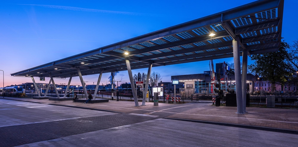 Lightronics PRUNUS D armatuur op een busstation Lightronics PRUNUS D armatuur op een busstation