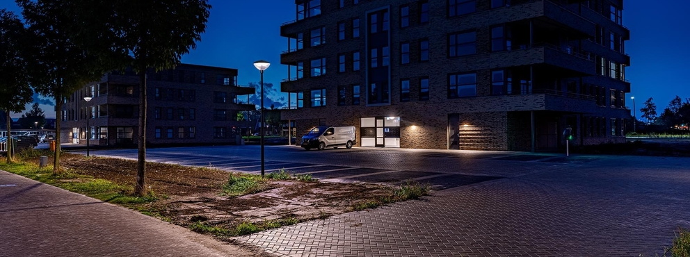 Lightronics armatuur CEDER op een parkeerplaats