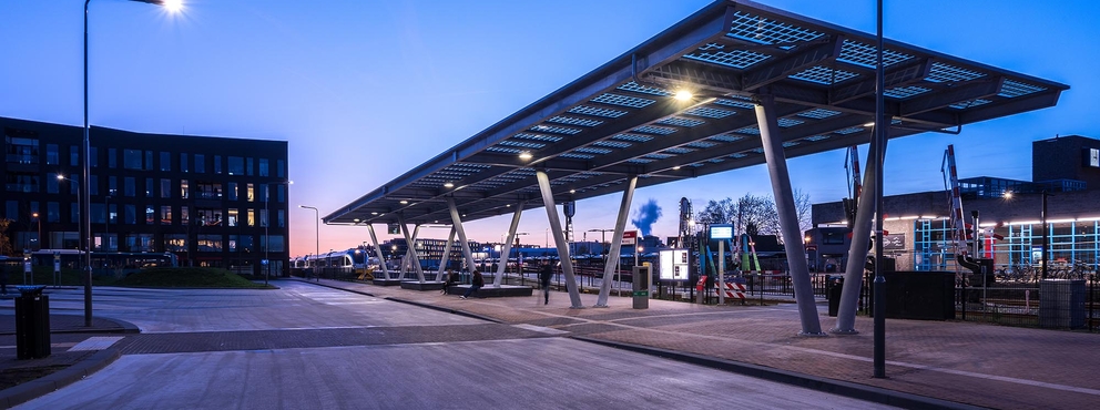 Lightronics PRUNUS D armatuur op een busstation Lightronics PRUNUS D armatuur op een busstation