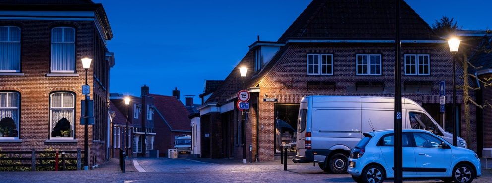 Lightronics SGR LED- paaltoparmaturen in een woonstraat in Loppersum Lightronics SGR LED- paaltoparmaturen in een woonstraat in Loppersum
