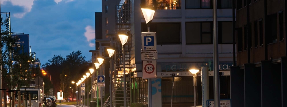 Lightronics armatuur FARAO langs een weg Lightronics armatuur FARAO langs een weg