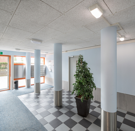 Lightronics armatuur in een hal van een appartementencomplex aan de Laakboulevard in Amersfoort Lightronics armatuur in een hal van een appartementencomplex aan de Laakboulevard in Amersfoort